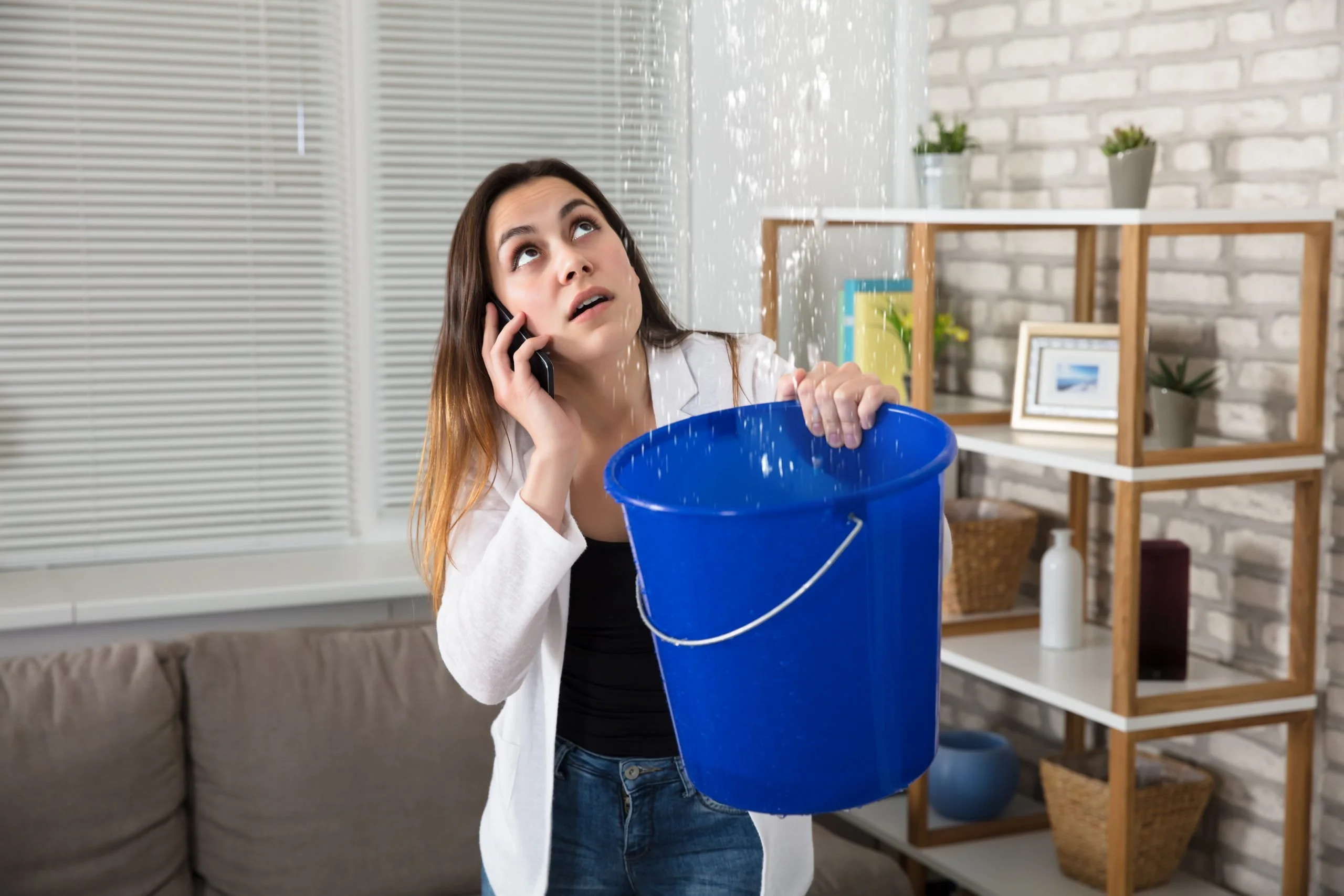 5 actions to take when water is leaking from the ceiling